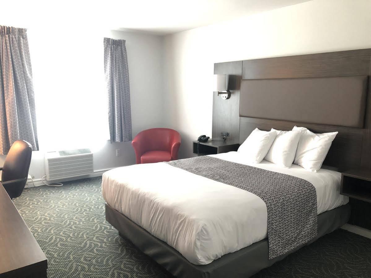 Travelodge By Wyndham Rigaud Exteriér fotografie