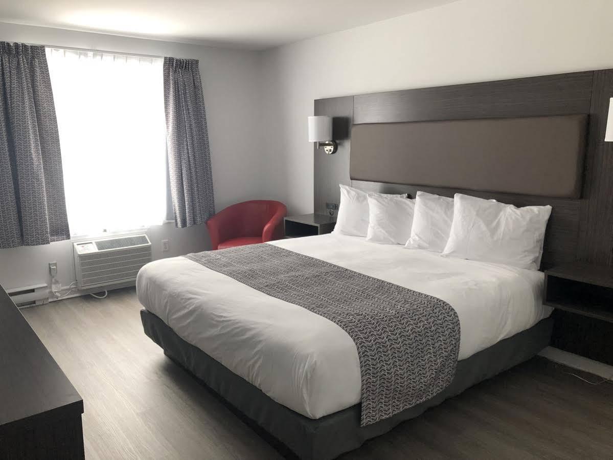 Travelodge By Wyndham Rigaud Exteriér fotografie