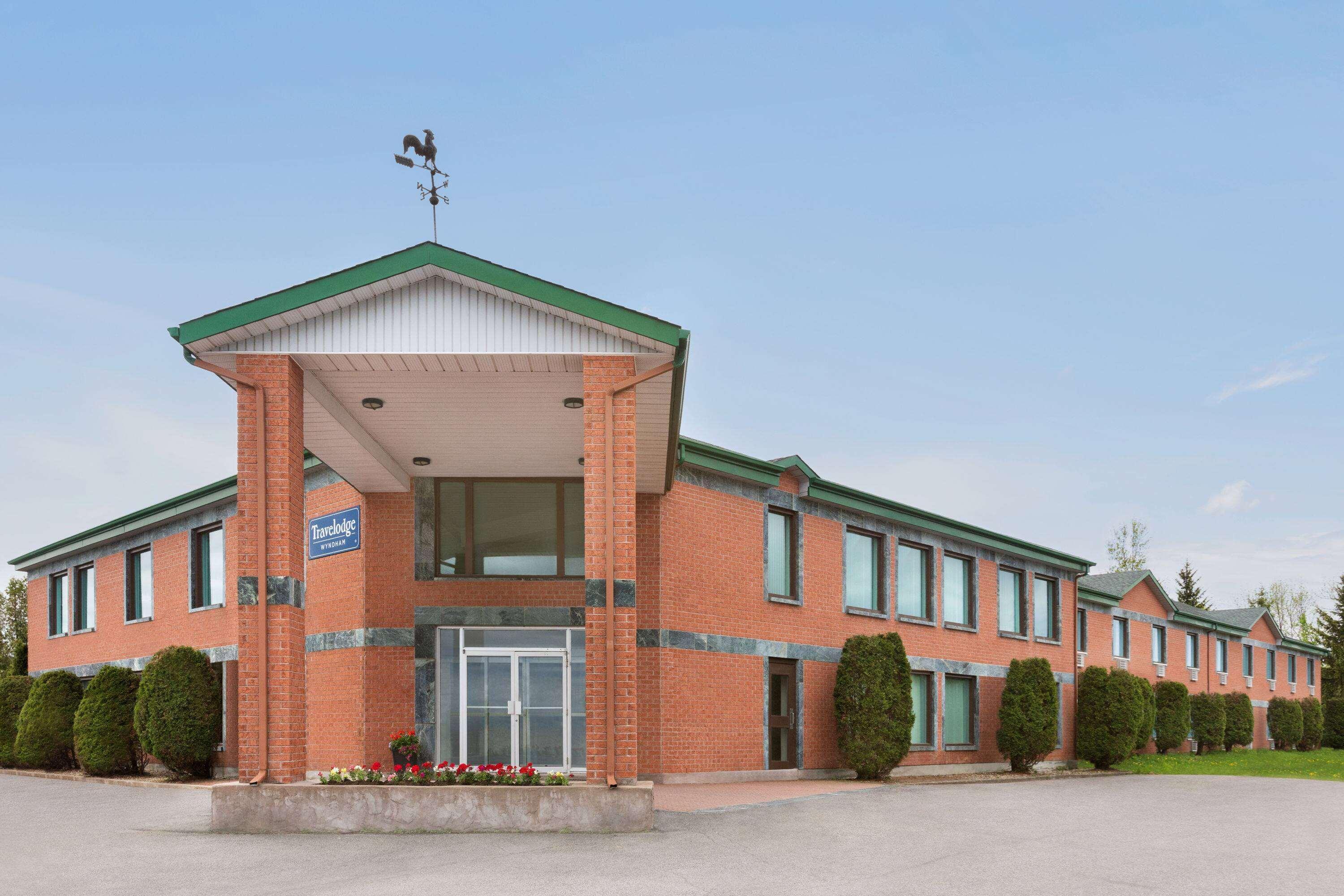 Travelodge By Wyndham Rigaud Exteriér fotografie