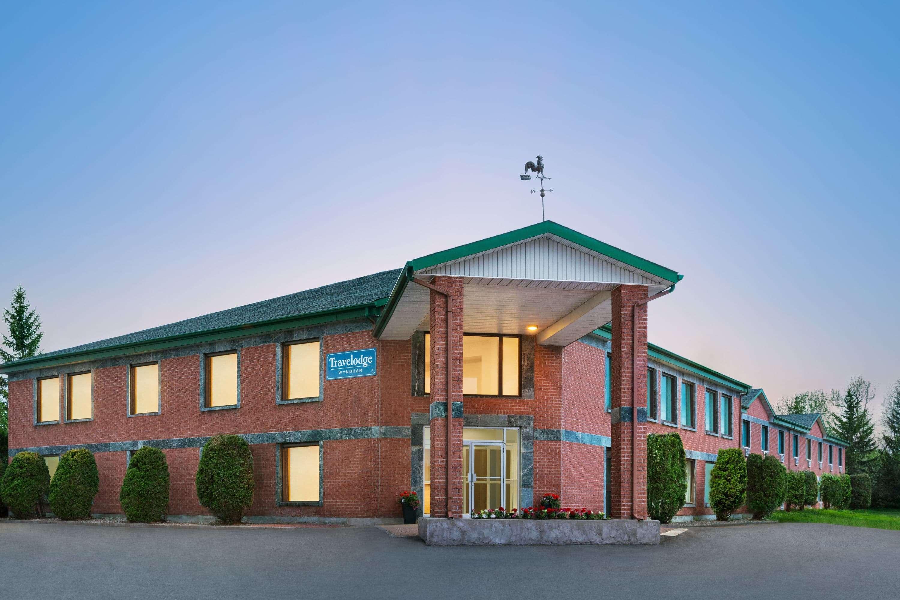 Travelodge By Wyndham Rigaud Exteriér fotografie