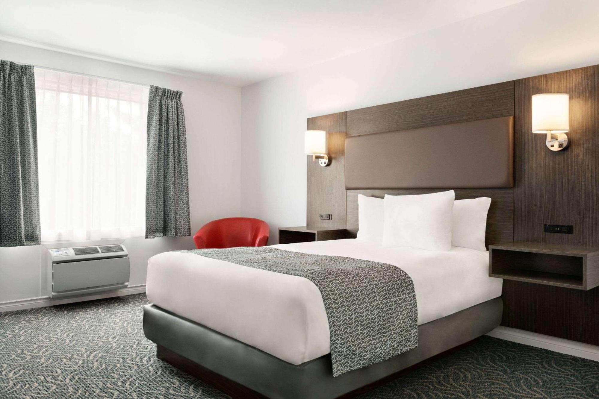 Travelodge By Wyndham Rigaud Exteriér fotografie